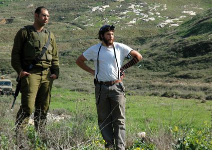 مستوطن يطلق الرصاص على مواطنين في واد فوكين