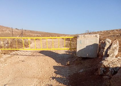 مستوطنون يغلقون طريقا ببوابة حديدية جنوب الخليل