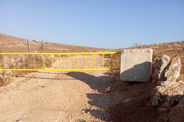 مستوطنون يغلقون طريقا ببوابة حديدية جنوب الخليل
