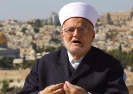 "تحريض ومطالبة بسحب هوية الشيخ عكرمة صبري بعد نعيه الشهيد هنية