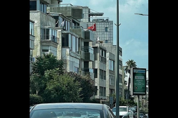 السفارة التركية في تل أبيب تنكس العلم حدادا على اغتيال هنية