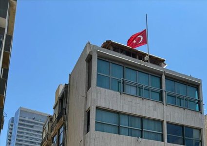 إسرائيل تستدعي نائب السفير التركي احتجاجاً على تنكيس علم السفارة حداداً على هنيه