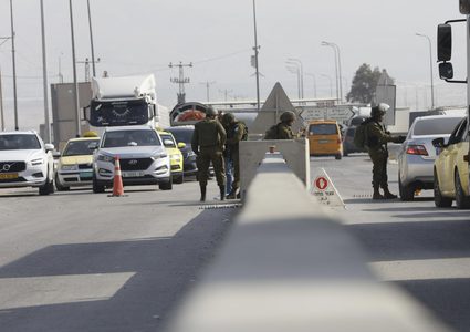 الاحتلال يغلق طريقا غرب أريحا