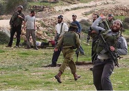 مستوطنون يهاجمون قرية المغير ويصيبون مواطنا بالرصاص