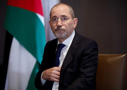 وزير خارجية الأردن يقول إنه نقل رسالة من الملك عبد الله للرئيس الإيراني