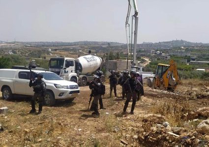 الاحتلال يردم بئر ماء في قرية الجوايا بمسافر يطا