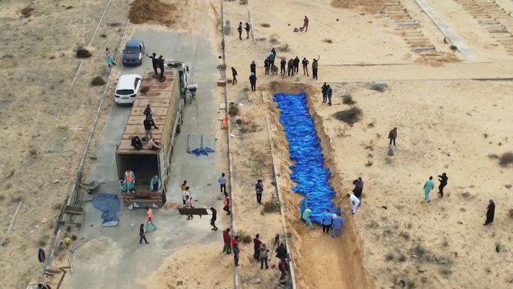 دفن جثامين 84 شهيدا في خان يونس سلمهم الاحتلال عقب اختطافهم