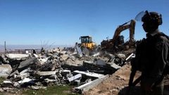 طواقم بلدية الاحتلال تهدم شقة سكنية في سلوان