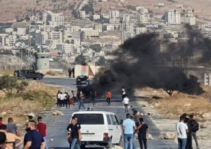 مستوطنون يحتشدون قرب المدخل الشمالي لمدينة البيرة