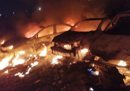 مستوطنون يحرقون مشطب مركبات وحقولا زراعية في يتما جنوب نابلس