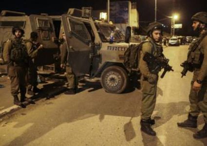 الاحتلال يعتدي على مواطن وزوجته في الخليل