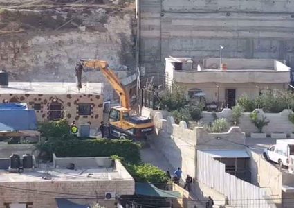 طواقم بلدية الاحتلال تهدم شقة سكنية في سلوان