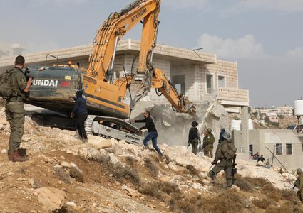 الاحتلال يهدم سورا استناديا ويحطم كرفانا في مخيم شعفاط