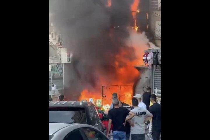 الاحتلال يتسبب باحتراق محل تجاري في مخيم شعفاط شمال القدس