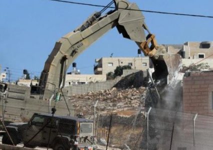 الاحتلال يخطر بوقف البناء والعمل في منازل ومحلات تجارية بقبلان جنوب نابلس