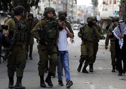 القدس: الاحتلال يعتقل ثلاثة أشقاء ويعتدي بالضرب على عدة شبان في قلنديا