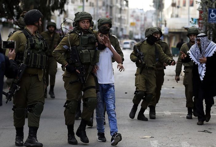 القدس: الاحتلال يعتقل ثلاثة أشقاء ويعتدي بالضرب على عدة شبان في قلنديا