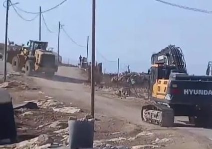 الاحتلال يزيل خياما ويستولي عليها في قرية بيرين شرق الخليل