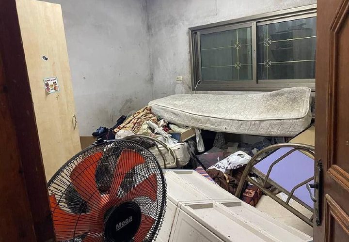 قوات الاحتلال تعيث خرابا في محتويات منزل الشيخ جهاد شحادة بعد اعتقاله من بلدة جماعين