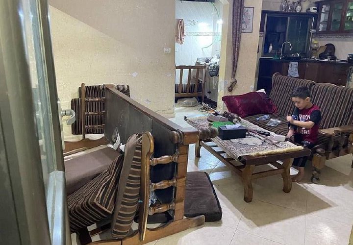 قوات الاحتلال تعيث خرابا في محتويات منزل الشيخ جهاد شحادة بعد اعتقاله من بلدة جماعين
