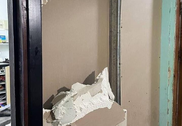 قوات الاحتلال تعيث خرابا في محتويات منزل الشيخ جهاد شحادة بعد اعتقاله من بلدة جماعين