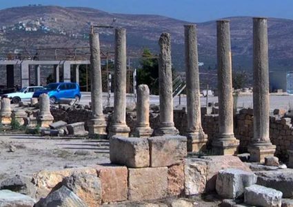 إصابات بالاختناق واعتقال مواطنين خلال اقتحام الاحتلال بلدة سبسطية