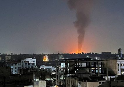 الحوثي: 3 غارات أمريكية بريطانية تستهدف الحديدة غربي اليمن
