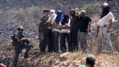 مستعمرون يقتحمون تجمعا غرب اريحا