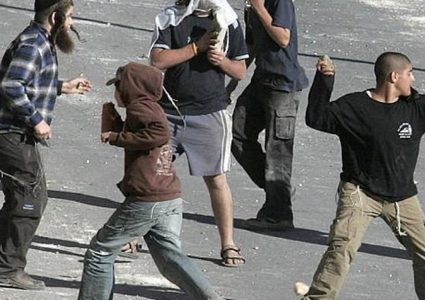 مستوطنون يهاجمون مركبات المواطنين قرب مدخل البيرة الشمالي