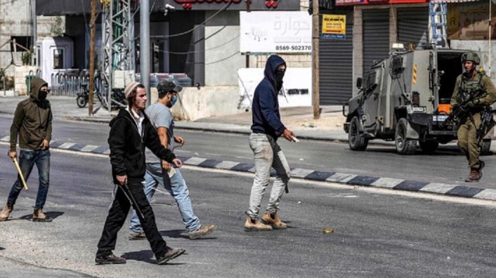 مستوطنون يغلقون الطريق بين المغير وأبو فلاح شمال شرق رام الله