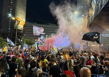 مئات المتظاهرين يغلقون الشارع المؤدي إلى حزب الليكود للمطالبة بصفقة الأسرى