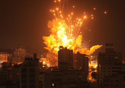 اثناء صلاة الفجر: اكثر من ١٠٠ شهيد في قصف الاحتلال مدرسة في غزة