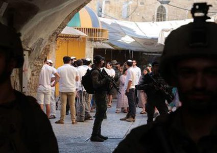 طواقم بلدية الاحتلال تعتدي على اصحاب البسطات قي القدس