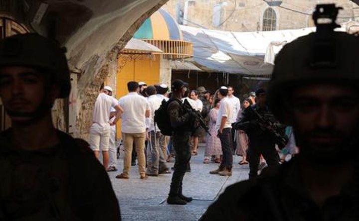 طواقم بلدية الاحتلال تعتدي على اصحاب البسطات قي القدس