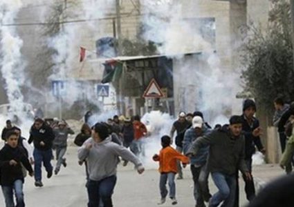 اصابات بالاختناق خلال مواجهات في مخيم الفوار