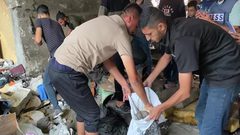 انتشال جثماني شهيدين من رفح جنوب قطاع غزة