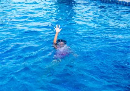 مصرع طفلة غرقاً في بركة سباحة بأريحا