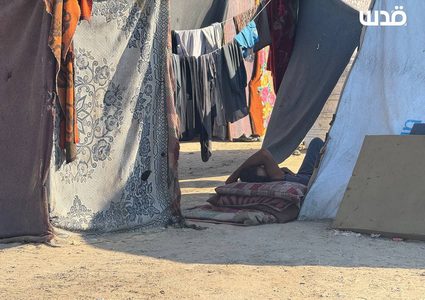 تواجد خجول للنازحين في مواصي رفح؛ بسبب قربها من مناطق توغل جيش الاحتلال في رفح