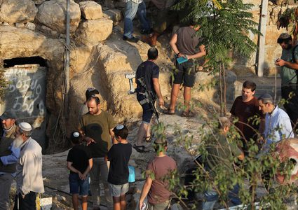 مستوطنون يقتحمون قرية التوانة ويؤدون طقوسا تلمودية