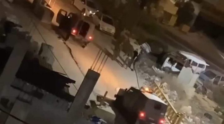 الاحتلال يعتقل مواطنة وشقيقها ويعتدي على والدهما في حارس