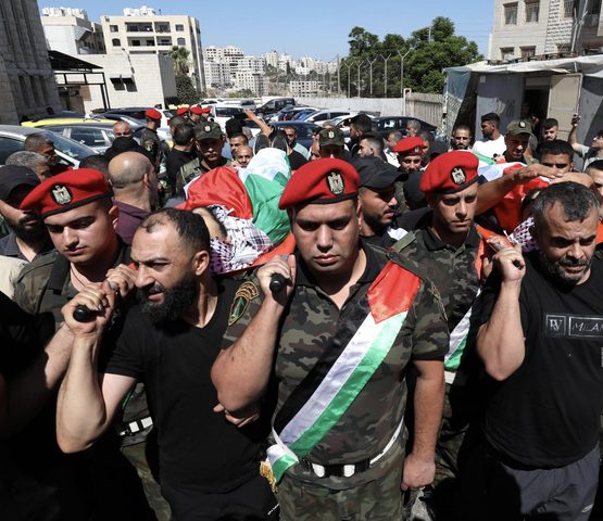 جماهير نابلس تشيع جثماني الشهيدين مشة والشيخ خليل
