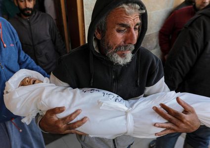 استشهاد مواطنة و3 أطفال في غارة للاحتلال على خيمة للنازحين غرب خان يونس