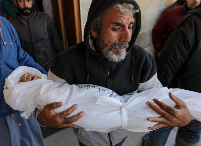 استشهاد مواطنة و3 أطفال في غارة للاحتلال على خيمة للنازحين غرب خان يونس