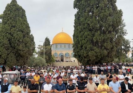 40 ألفا يؤدون صلاة الجمعة في المسجد الأقصى