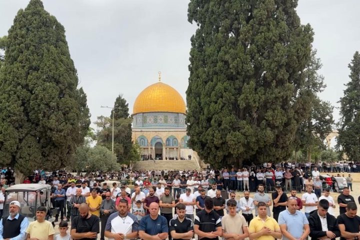 40 ألفا يؤدون صلاة الجمعة في المسجد الأقصى