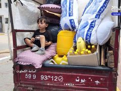 نزوح جديد لسكان شرق دير البلح إلى الغرب