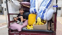 نزوح جديد لسكان شرق دير البلح إلى الغرب