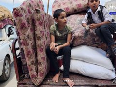 نزوح جديد لسكان شرق دير البلح إلى الغرب