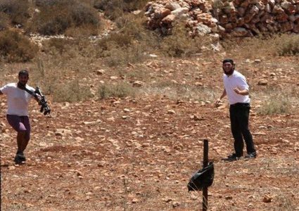 مستوطنون ينفذون أعمال حفر بجوار مدرسة عرب الكعابنة الأساسية في المعرجات