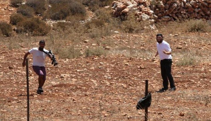 مستوطنون ينفذون أعمال حفر بجوار مدرسة عرب الكعابنة الأساسية في المعرجات